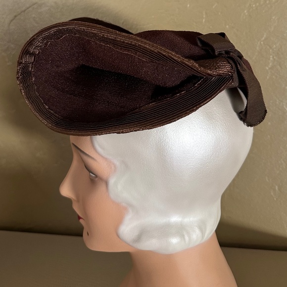 UNIQUE 1930s\' BROWN STRAW & FABRIC TOQUE WITH GROSGRAIN BOWS main image 4